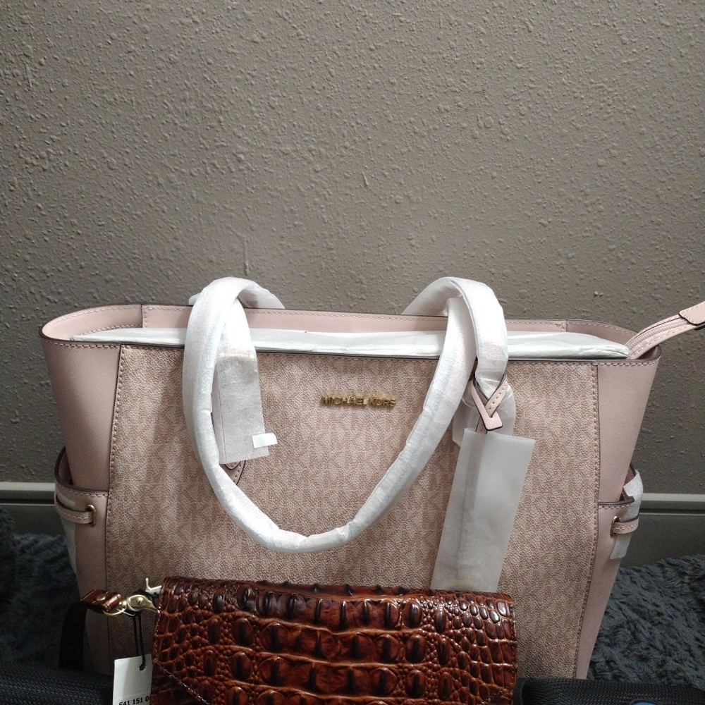 NEW WITH TAGS MICHEAL KORS GILLY LARGE TOTE